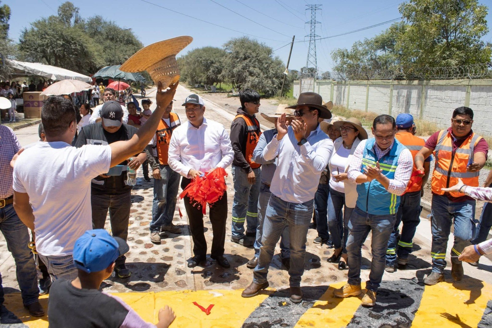 Autoridades realizan corte de listón en el acceso principal de La Estancia